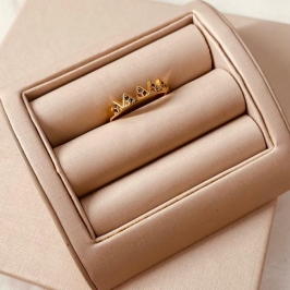 AN OURO TRIÂNGULOS CRAVEJADOS COLOR