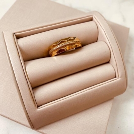 AN OURO FACETADO COM MICROZIRCONIAS AO CENTRO