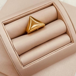 AN OURO TRIANGULO LISO