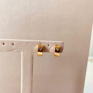 BR OURO ARGOLA LATERAL QUADRADA ZIRCONIA CORAÇÃO