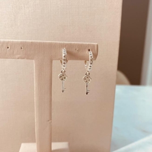 BR PRATA ARGOLA CRAVEJADA FINA CHAVE