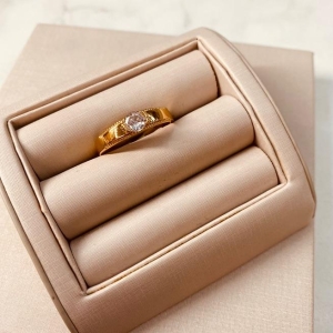 AN OURO SOLITÁRIO ARO GROSSO DETALHE CAIXA BAIXA