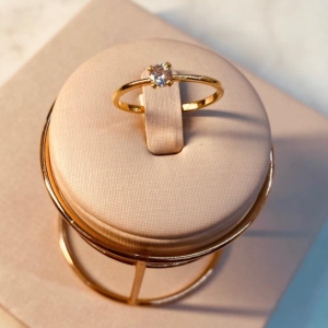 AN OURO SOLITÁRIO CAIXA BAIXA 4MM