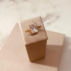 AN OURO SOLITÁRIO QUADRADO ARO MICRO CRAVEJADO