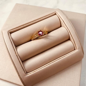 AN OURO SOLITÁRIO RUBI ARO MICRO CRAVEJADO