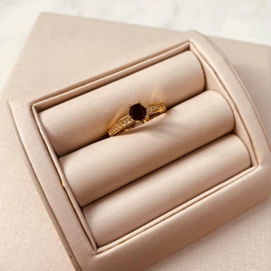 AN OURO SOLITÁRIO SAFIRA ARO MICRO CRAVEJADO