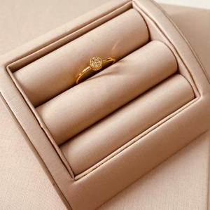 AN OURO SOLITÁRIO FINO HEXAGONAL MICROCRAVEJADO