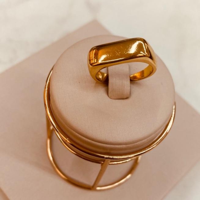 AN OURO QUADRADO RETANGULAR LISO