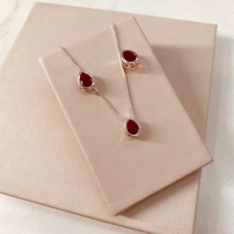 CJ PRATA GOTA VERMELHA CAIXA ALTA