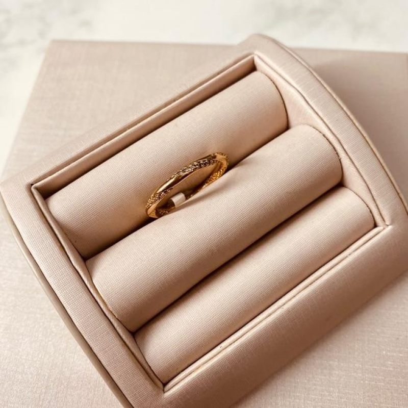 AN OURO MICRO CRAVEJADO TRANÇADO