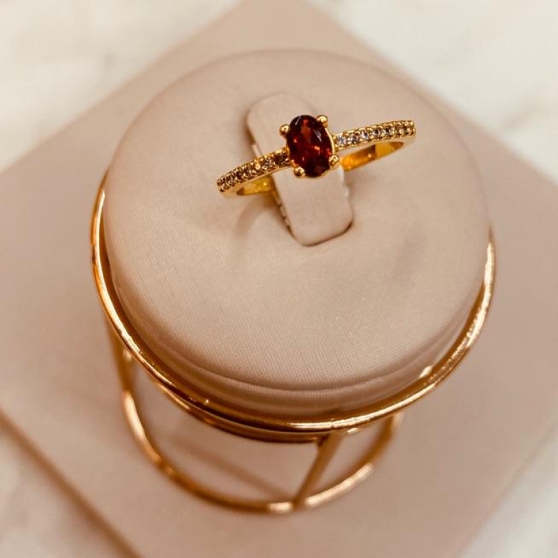 AN OURO SOLITÁRIO OVAL COLOR ARO CRAVEJADO