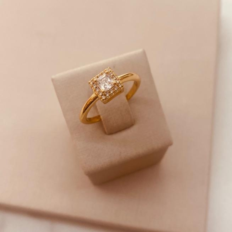 AN OURO SOLITÁRIO QUADRADO MICRO CRAVEJADO EM VOLTA