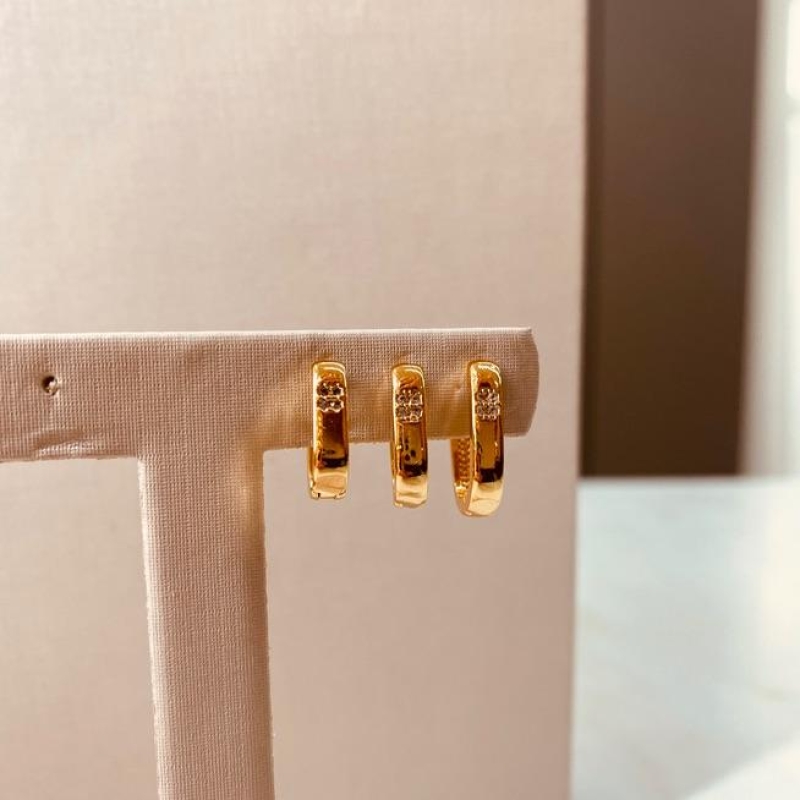 TR OURO ARGOLA OVAL DETALHE 4 ZIRCONIAS