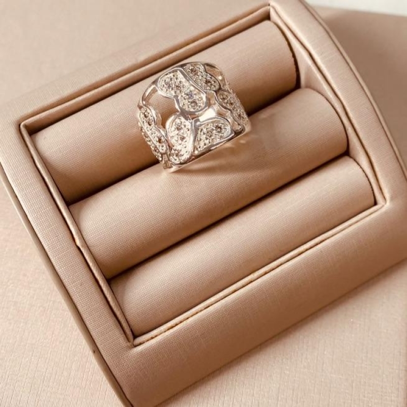 AN PRATA VAZADO COM BORBOLETAS CRAVEJADAS