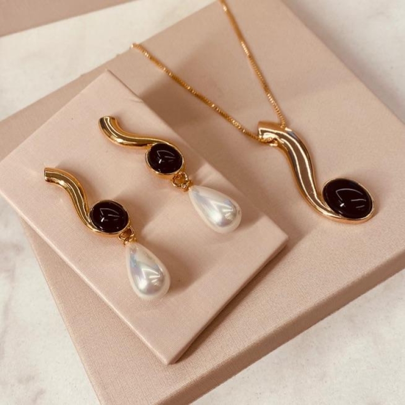 CJ OURO AGATA PRETA E PEROLA SHELL BRANCA