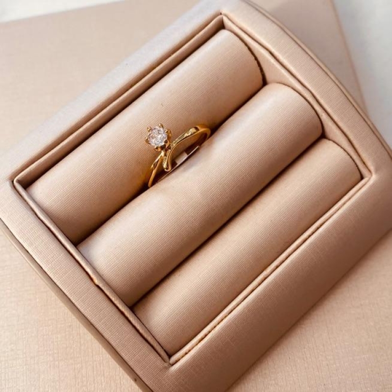 AN OURO SOLITÁRIO CAIXA ALTA DETALHE AO LADO