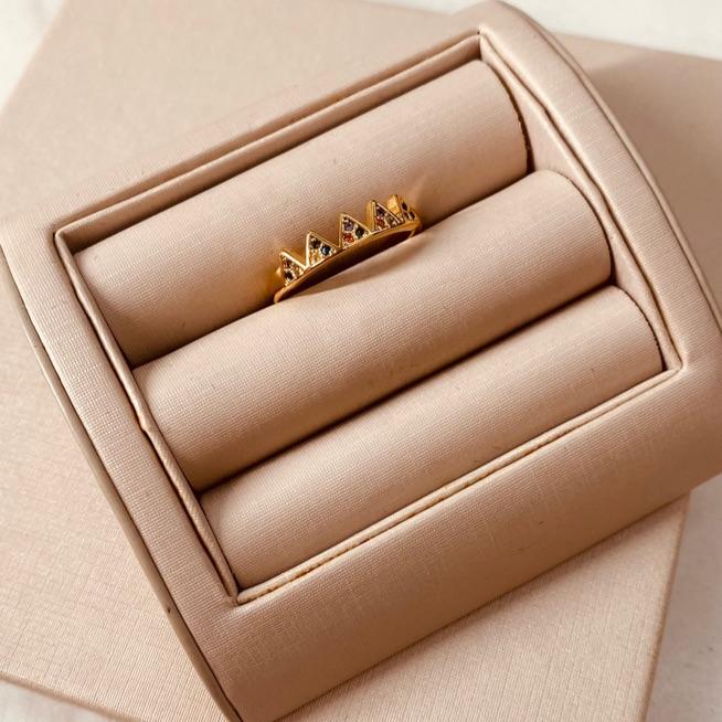 AN OURO TRIÂNGULOS CRAVEJADOS COLOR