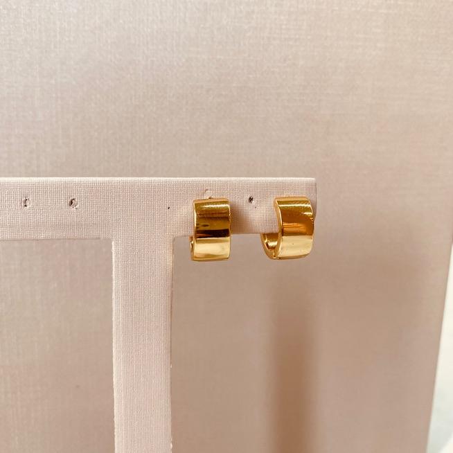 BR OURO ARGOLA LATERAL QUADRADA LISA