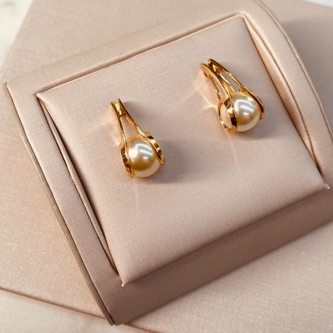 BR OURO ARGOLA VIRGULA ABERTA PEROLA