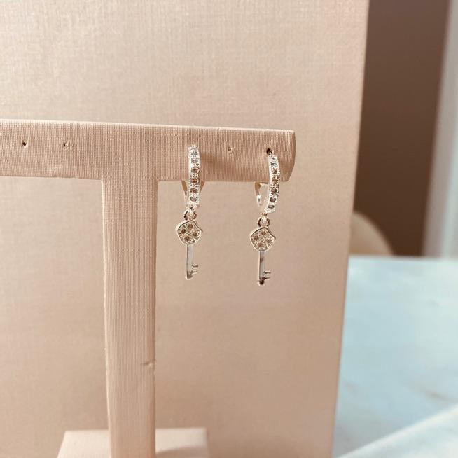 BR PRATA ARGOLA CRAVEJADA FINA CHAVE