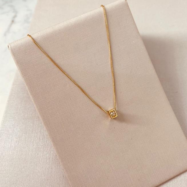 CL OURO CUBO MICRO CRAVEJADO