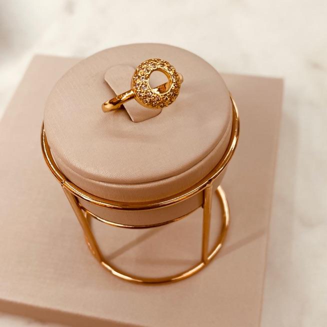 AN OURO CÍRCULO ABAULADO/ VAZADO C/ 2 FILEIRAS EM ZIRCÔNIAS