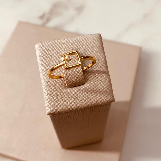 AN OURO FINO COM QUADRADO E ZIRCONIA