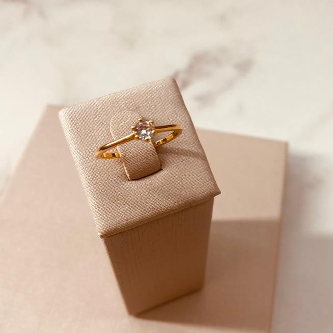 AN OURO SOLITÁRIO CAIXA BAIXA 4MM