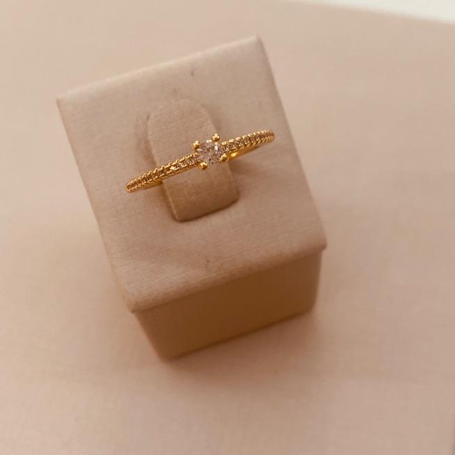 AN OURO SOLITÁRIO CAIXA BAIXA ARO MICRO CRAVEJADO 3MM