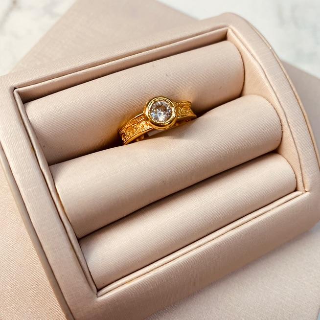 AN OURO SOLITÁRIO GROSSO ARO ARABESCO CAIXA BAIXA