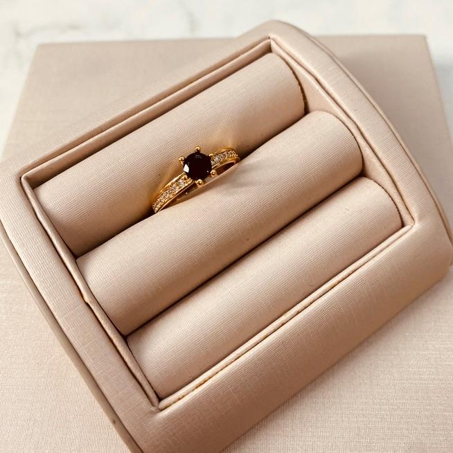 AN OURO SOLITÁRIO ONIX ARO MICRO CRAVEJADO