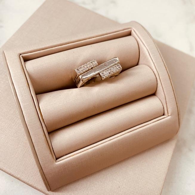 AN PRATA RETANGULO LISO AO CENTRO CRAVEJADO AOS LADOS