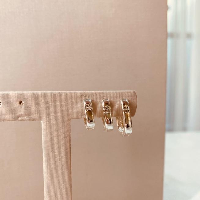 TR PRATA ARGOLA OVAL DETALHE 4 ZIRCONIAS