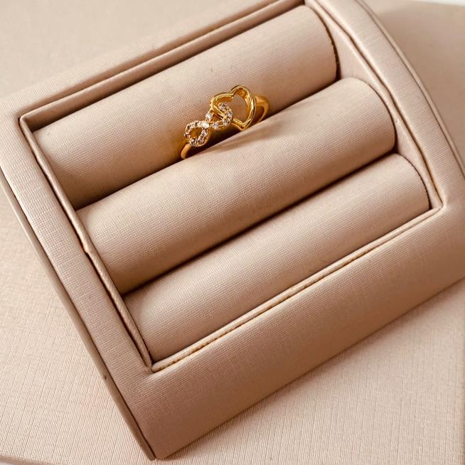 AN OURO INFINITO CRAVEJADO TRANSPASSADO EM UM CORAÇÃO