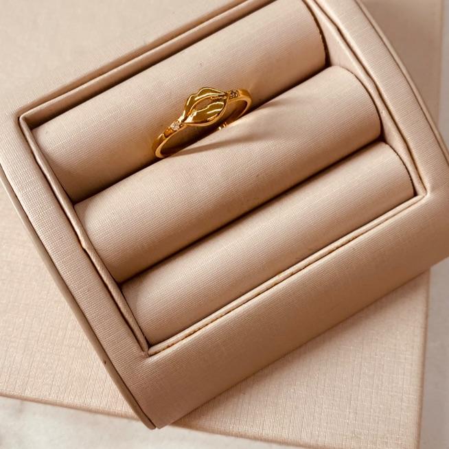 AN OURO KISS LISO COM DUAS ZIRCONIAS