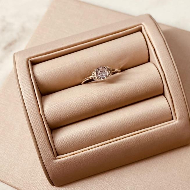 AN PRATA SOLITÁRIO CAIXA BAIXA MICROCRAVEJADO À VOLTA