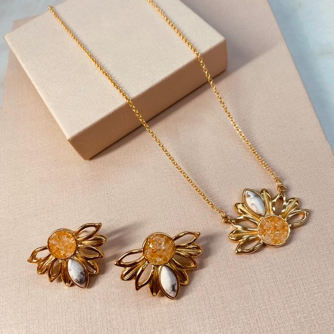 CJ OURO FLOR CITRINO E HOWLITA BRANCA