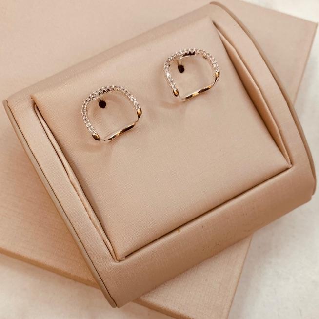 BR PRATA EARHOOK CRAVEJADO