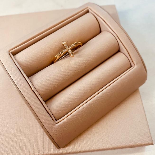 AN OURO CRUZ ZIRCONIAS