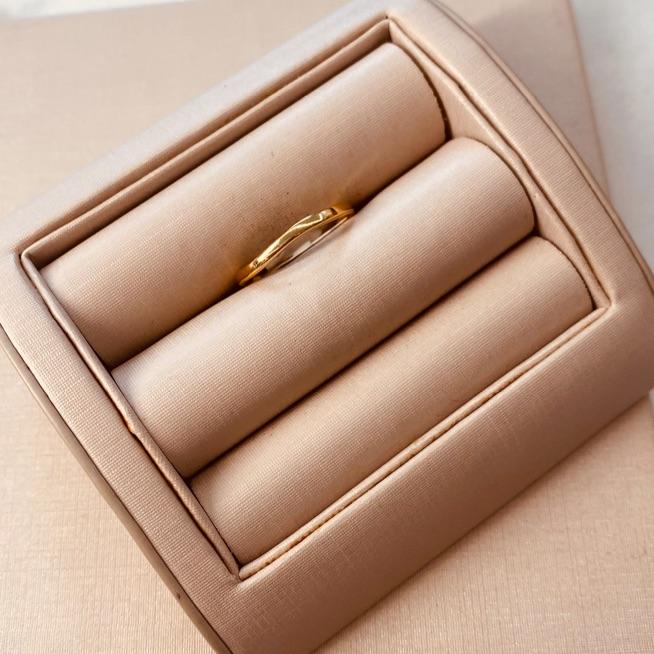 AN OURO LEVE ONDULADO