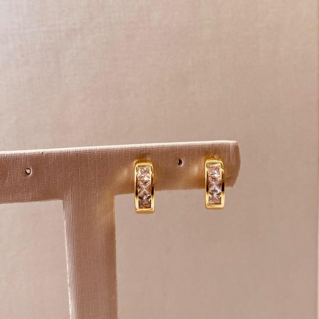 BR OURO ARGOLA 3 ZIRCONIAS BAGUETE